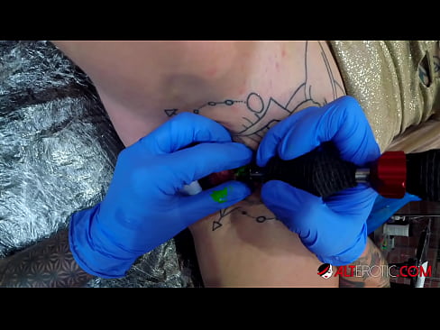 ❤️ Keçika pir tattookirî Sully Savage tattooek li ser klîtorê xwe kir. ❤️ Vîdyoyê qijkî li me ❌️❤